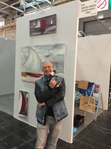 Art3f à Paris - Le peintre Gérard Obadia (Gkido-Arts) lors de l'installation de son stand